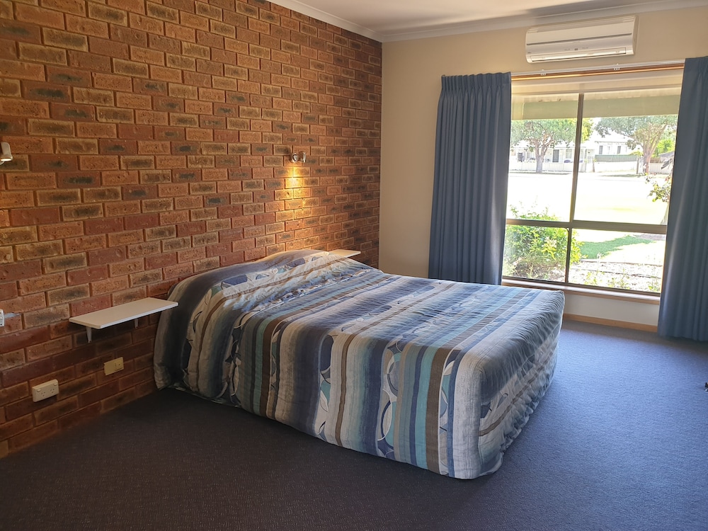 The Finley Palm Motor Inn — hotel in Finley