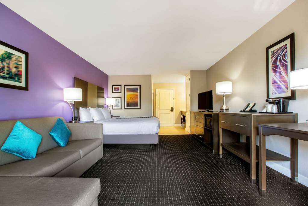 La Quinta Inn & Suites by Wyndham Pomona - photo 21