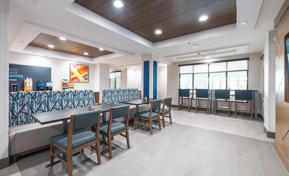 Holiday Inn Express Hotel & Suites St. Robert by IHG - photo 49