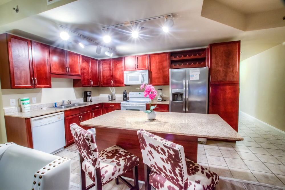 Laketown Wharf Resort by Aneliya's Rentals - photo 289