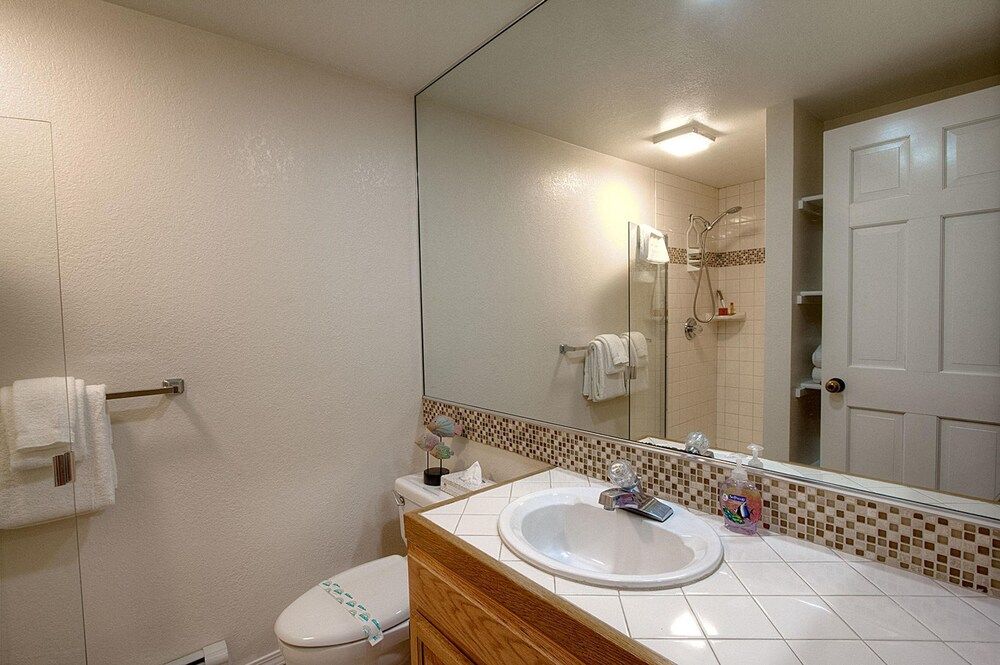 Delightful Mccloud 2 Bedroom Condo by RedAwning