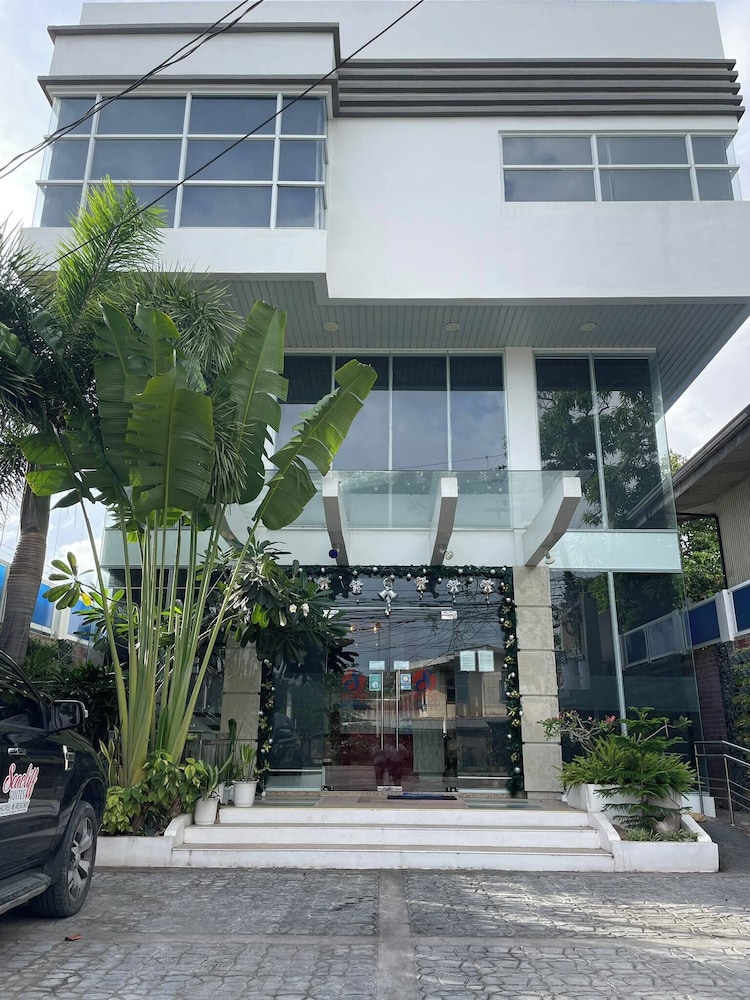 Seacliff Suites Hotel and Resort — hotel in Pinamalayan