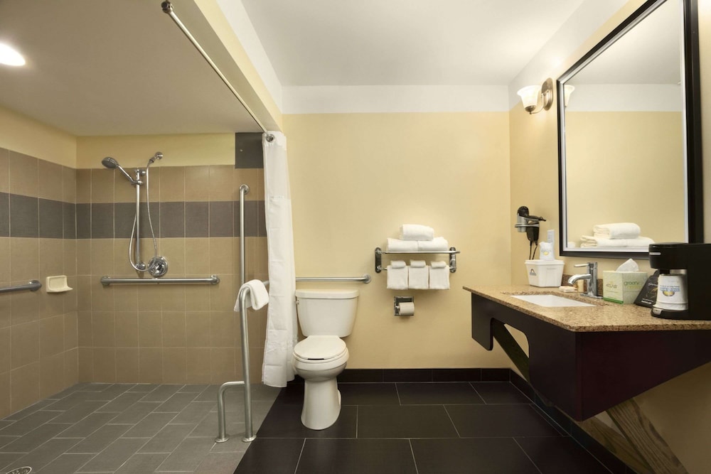 Days Inn by Wyndham Fultondale - photo 12