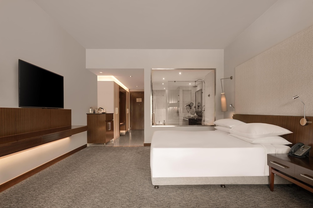 Dusit Thani LakeView Cairo