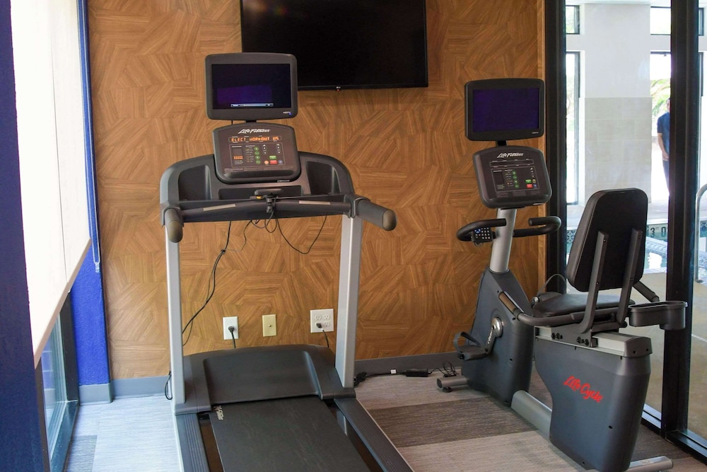 Comfort Inn & Suites NW Milwaukee - photo 56