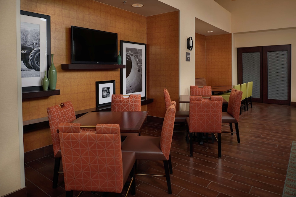 Hampton Inn & Suites Rogers - photo 3