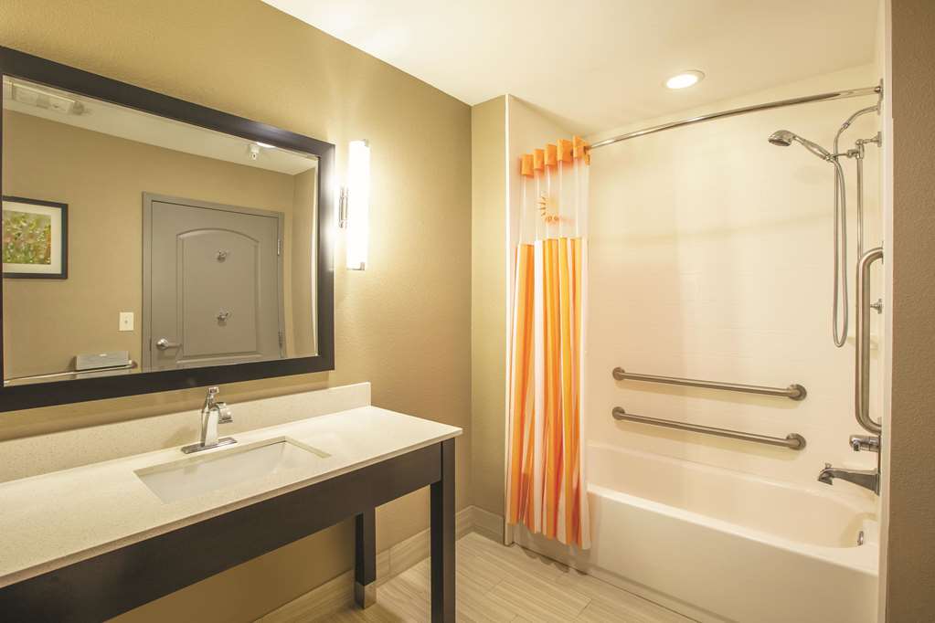 La Quinta Inn & Suites by Wyndham Hattiesburg I 59 - photo 18