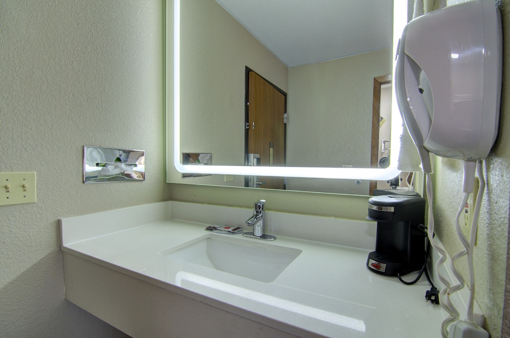 Westbridge Inn & Suites - photo 32