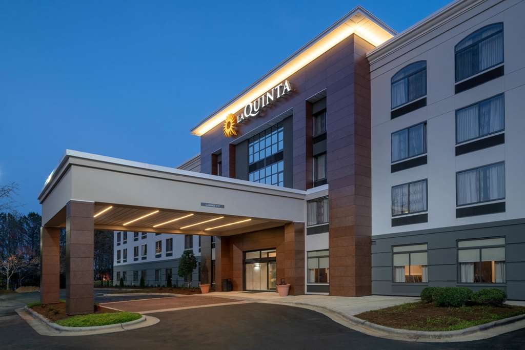 La Quinta Inn & Suites by Wyndham Raleigh Downtown North - photo 3