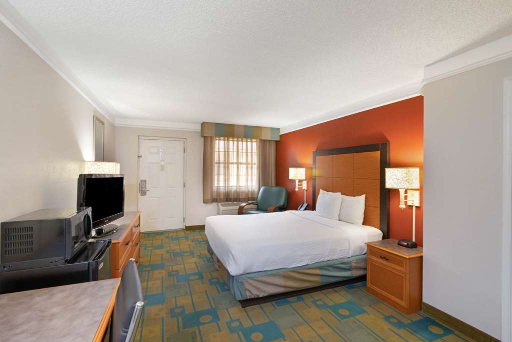 La Quinta Inn by Wyndham Phoenix Sky Harbor Airport - photo 21