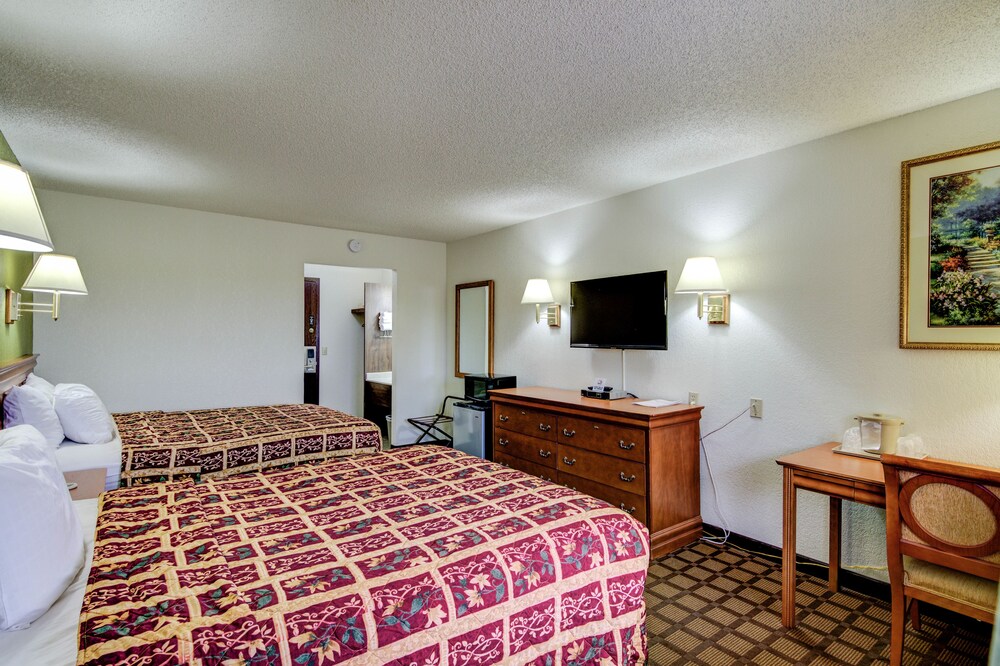 Bloomer Inn & Suites - photo 5