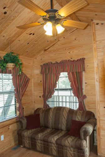 Medina Lake Camping Resort Cabin 7 - photo 9