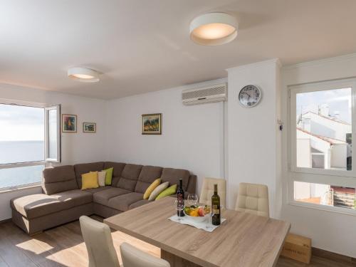 Apartment Gigi Two Bedroom Apartment with Terrace and Sea View