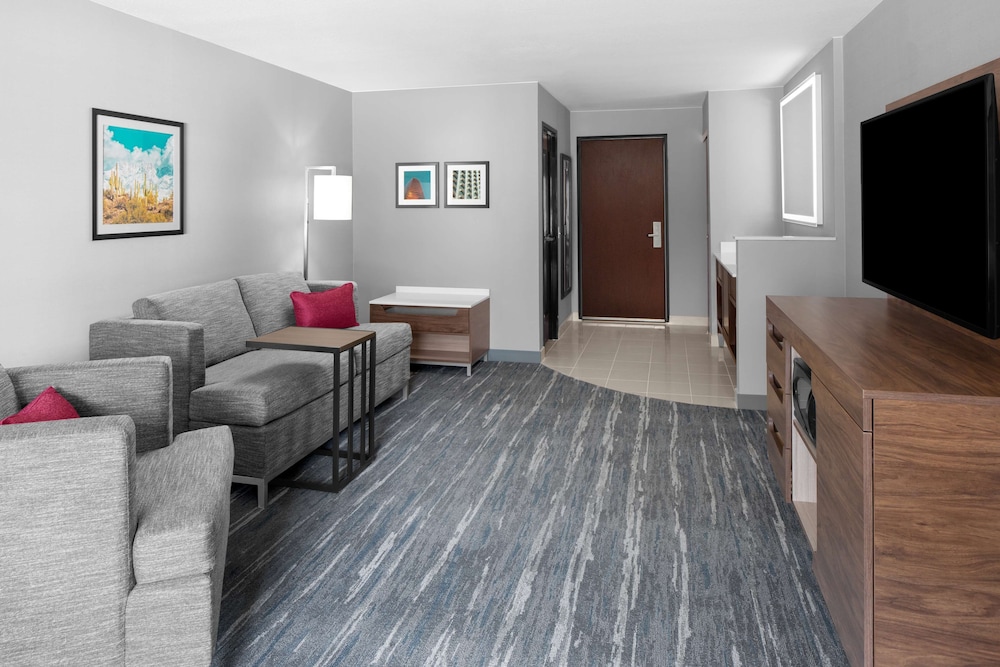 Hampton Inn Phoenix Biltmore - photo 12