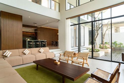 Kireina Mori Forest View Villa 6 bedrooms with a private heated swimming pool and a movie room — 4-Star Luxury Hotel in Bandung, Indonesia