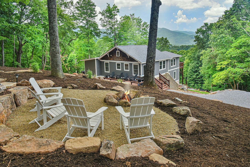 The Sunset House — 4-Star Luxury Hotel in Black Mountain, United States