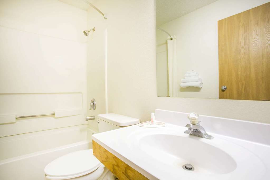 Super 8 by Wyndham Kingman - photo 8