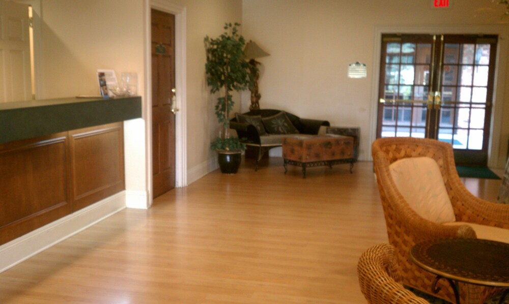 Richmond Suites Hotel - photo 2