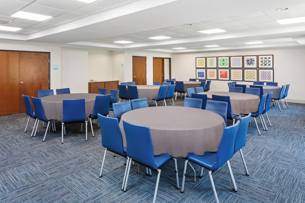 Holiday Inn Express Hotel & Suites Chicago South Lansing by IHG - photo 38