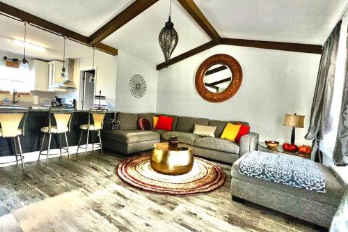 King Bed 1 Gig Net Hottub Upon Request Handicap Accessible in North Charleston, United States