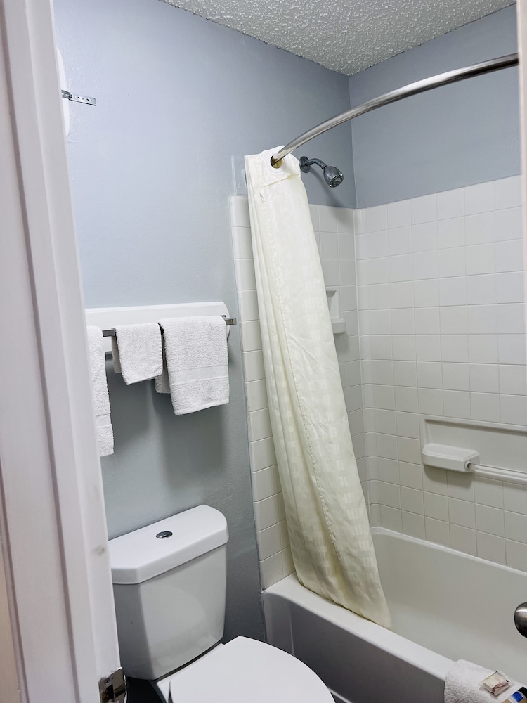 Coachway Inn - photo 8