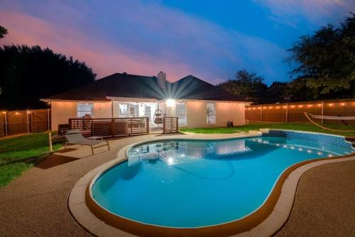 Boho Chic Home w Backyard Paradise Pool Grill — 4-Star Luxury Hotel in North Richland Hills, United States