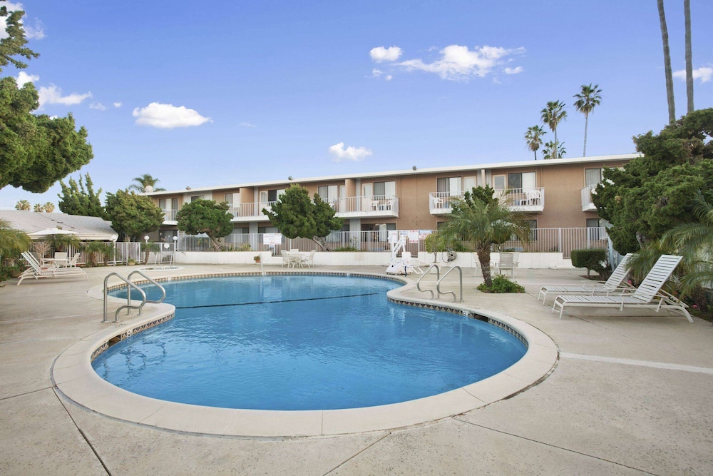 Ramada by Wyndham Torrance - photo 16
