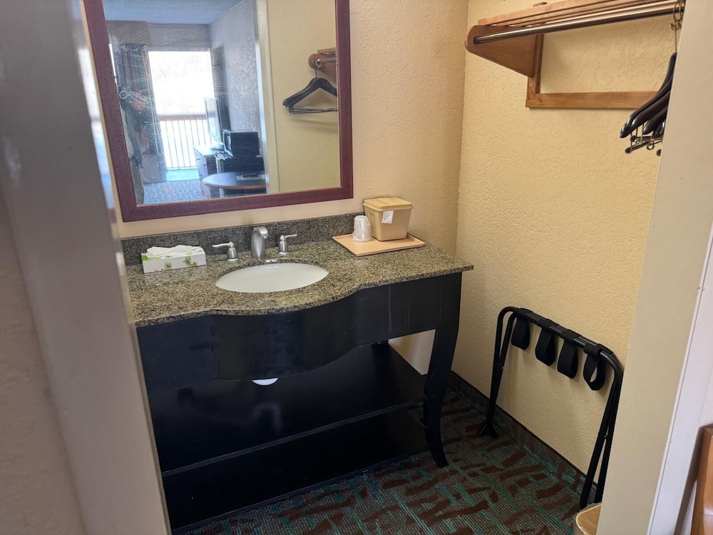 OYO Hotel Harriman near I 40 - photo 24