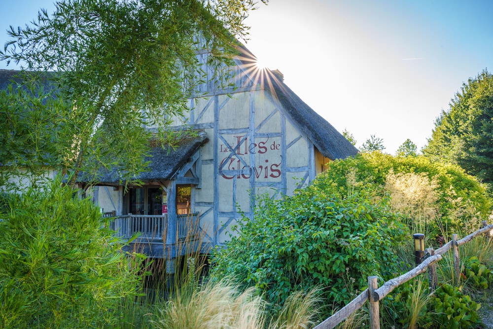 Les Iles De Clovis - carbon neutral hotel in Les Epesses