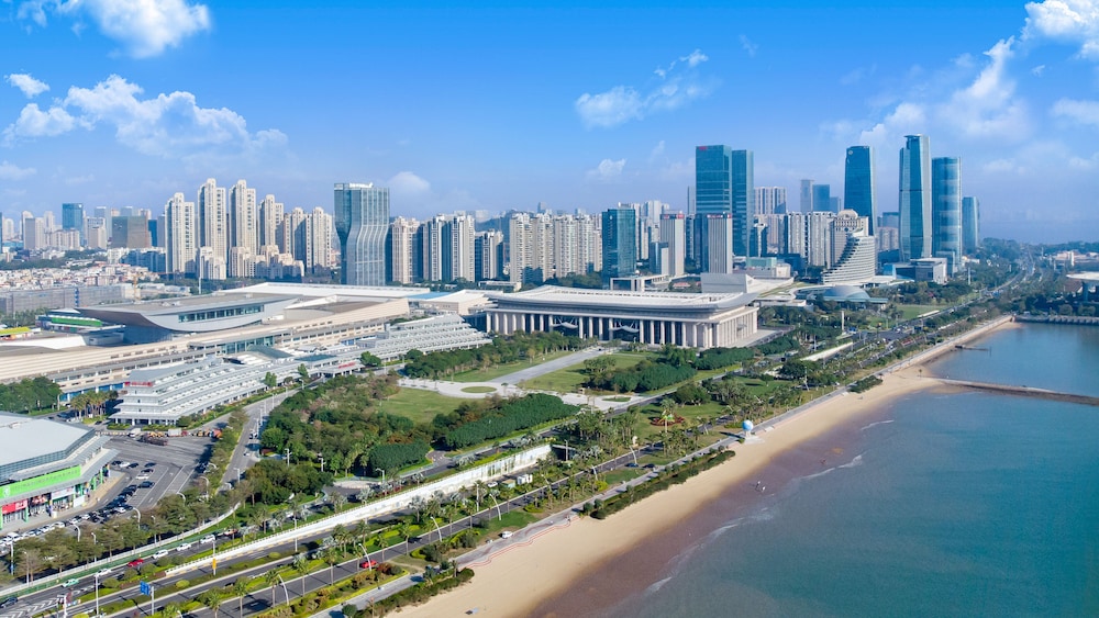 Yuehua Hotel Xiamen Seaside Hotel corridor leads to the stone exhibition hall — 4-Star Luxury Hotel in Xiamen, People's Republic of China