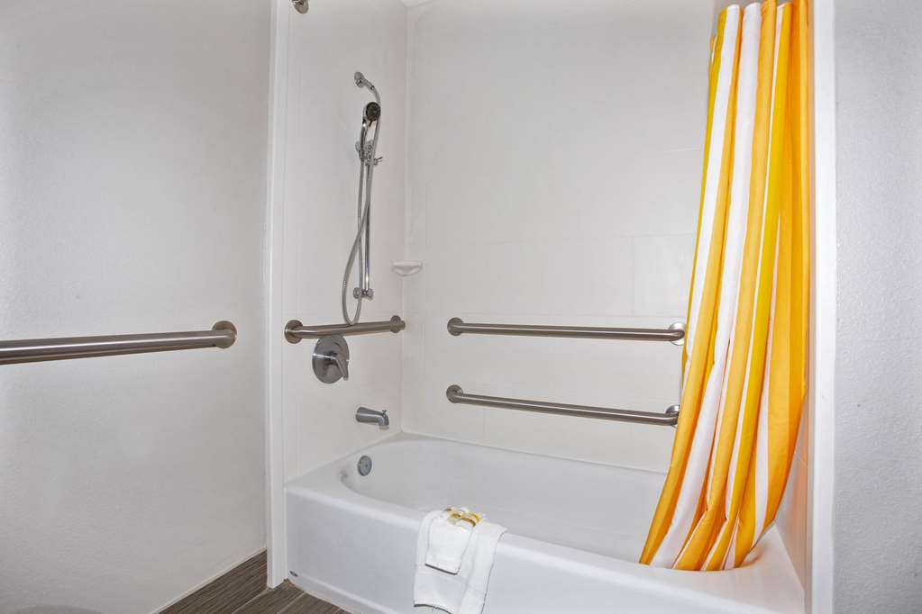La Quinta Inn & Suites by Wyndham Karnes City Kenedy - photo 26