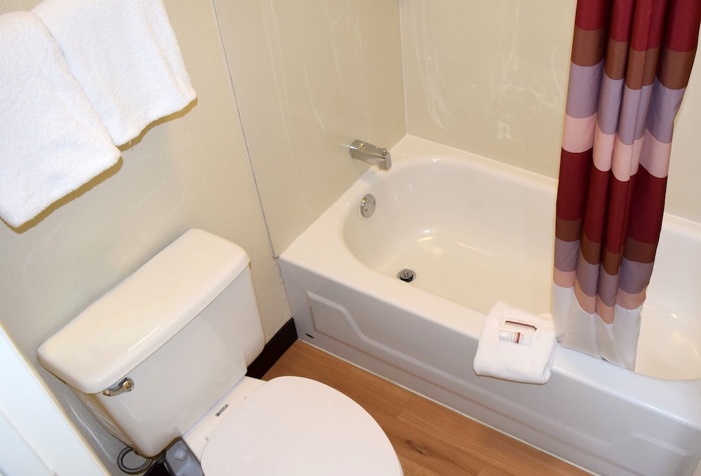 Red Roof Inn Buffalo Niagara Airport - photo 22
