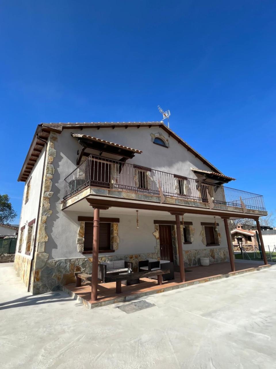Casa Rural El Pinaron — 4-Star Luxury Hotel in Navaluenga, Spain