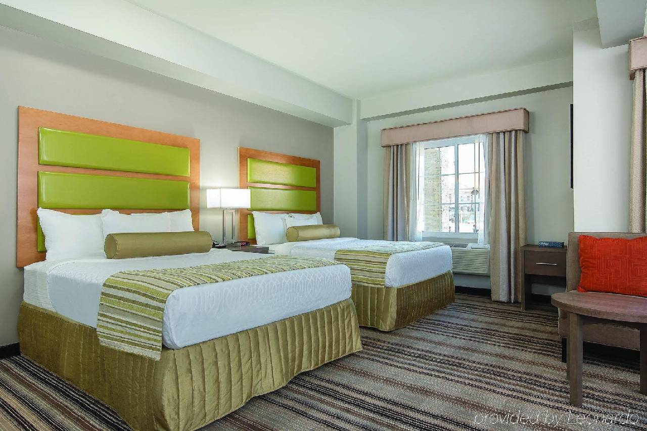La Quinta Inn & Suites by Wyndham Brooklyn East - photo 10