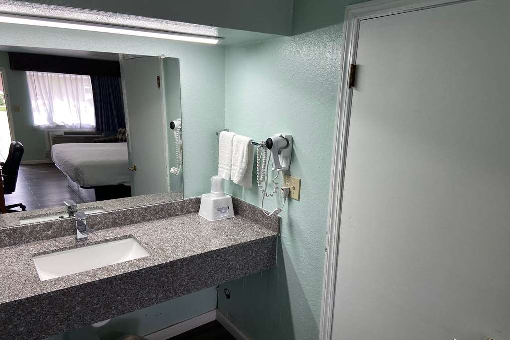 Days Inn by Wyndham Pratt - photo 20