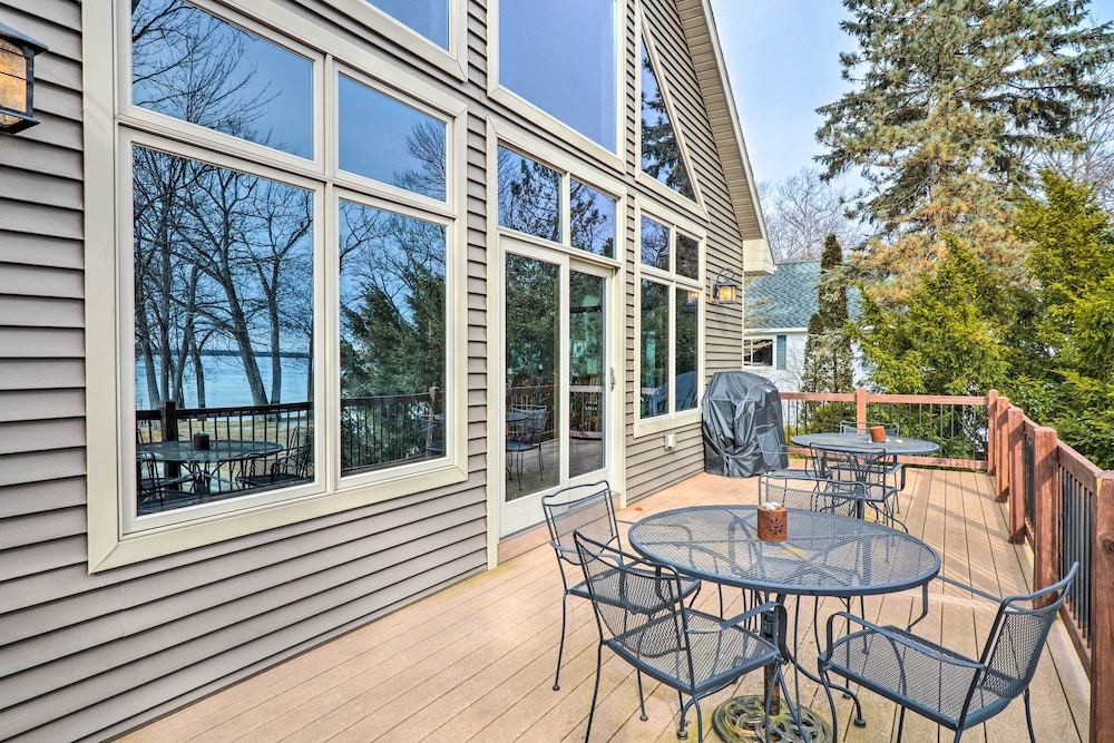Lakefront Roscommon Home with Game Room and Dock — 4-Star Luxury Hotel in Roscommon, United States