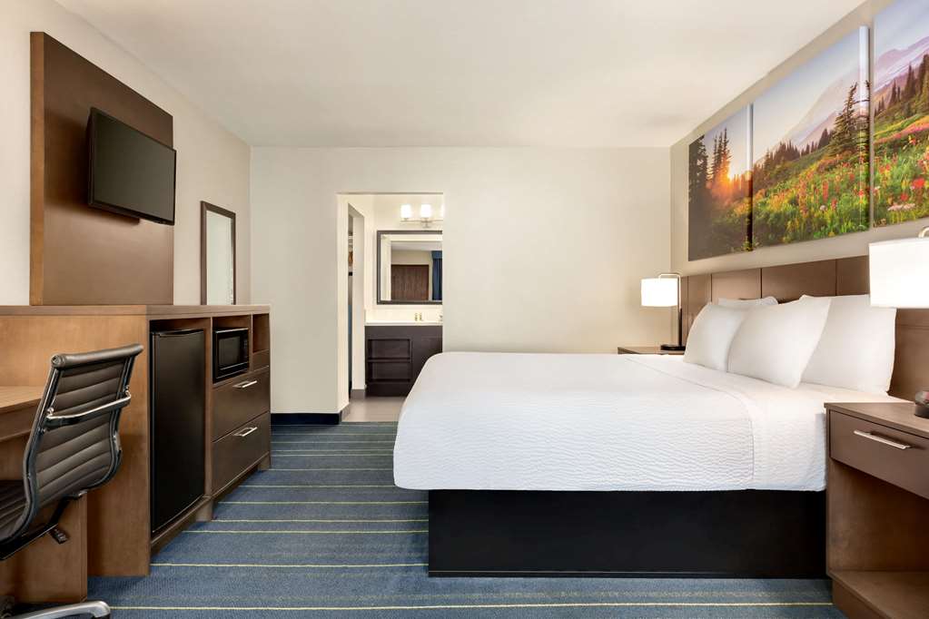 Days Inn & Suites by Wyndham Anaheim At Disneyland Park - photo 9