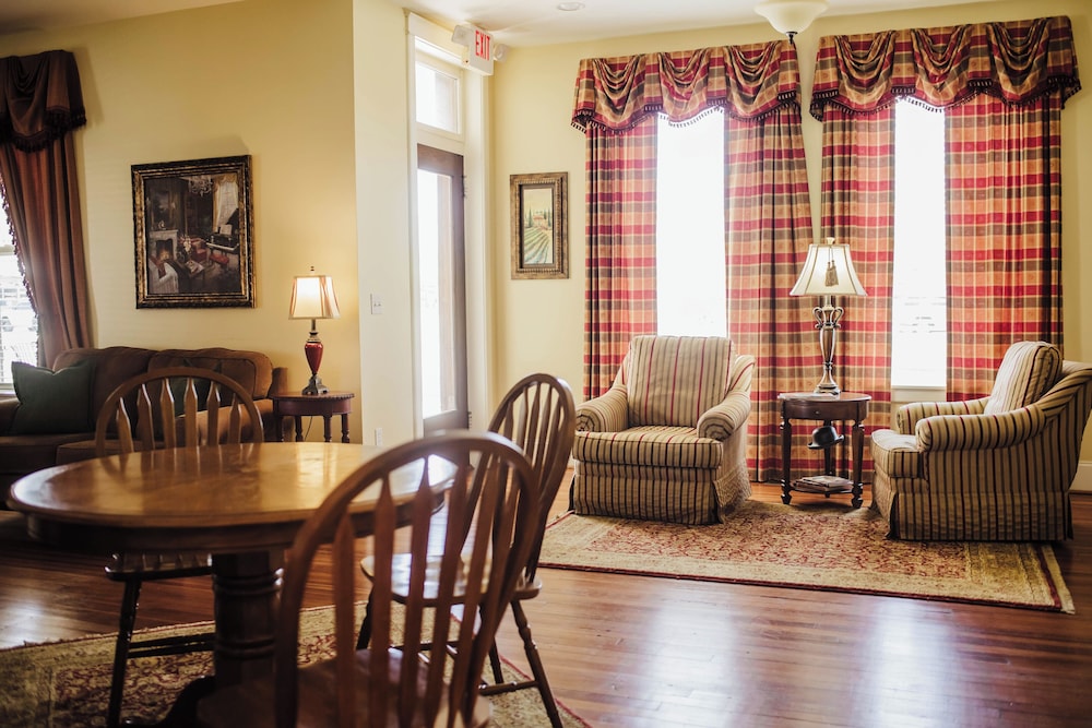 Grand Lux Inn - photo 23