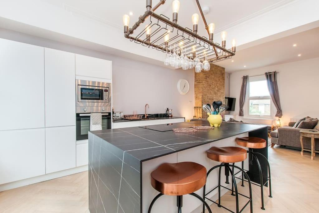 Lighthouse View Apartment by the Sea — 4-Star Luxury Hotel in Margate, United Kingdom