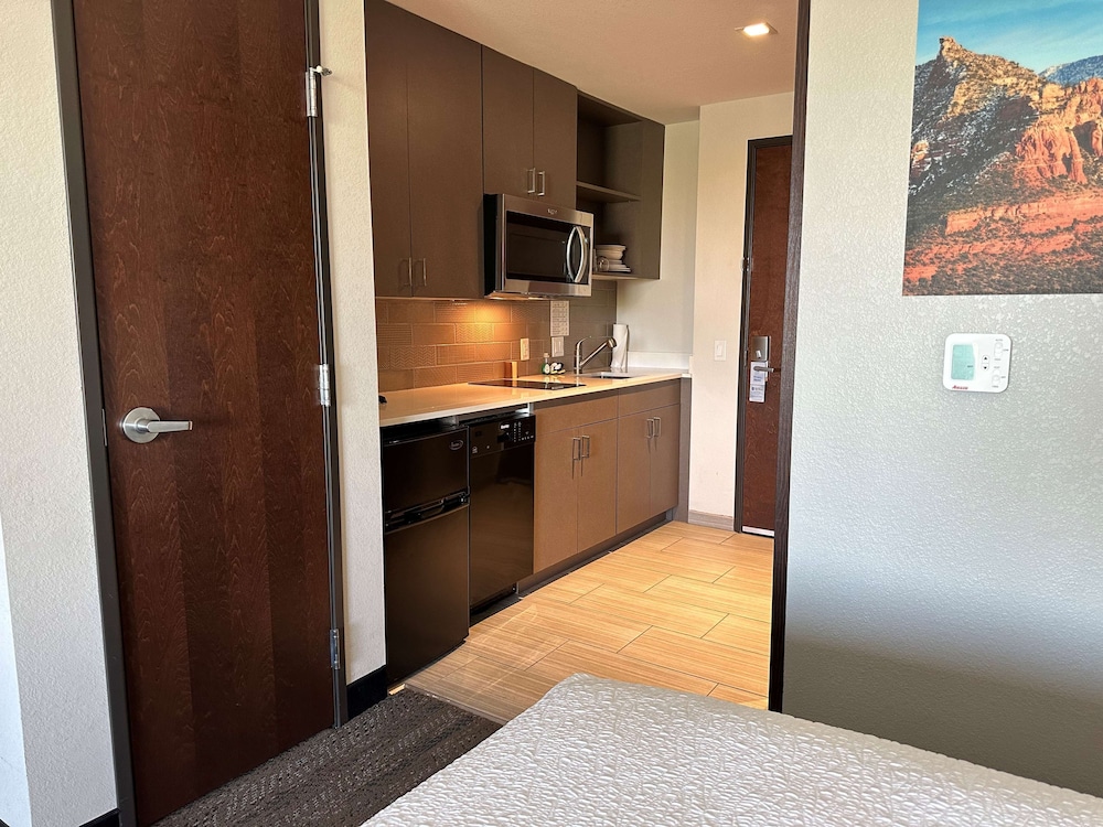 Best Western Plus Executive Residency Phoenix North Happy Valley - photo 8
