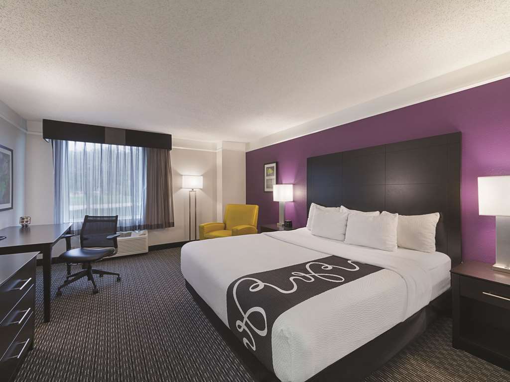 La Quinta Inn & Suites by Wyndham Austin Round Rock - photo 10