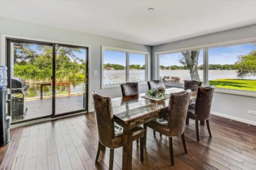 Monthly and Seasonal Luxury Lakefront 5 Bedroom 5 Bath Estate — 4-Star Luxury Hotel in Ingleside, United States