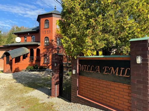 Willa Emil z BALIĄ ogrodową — hotel in Stroza