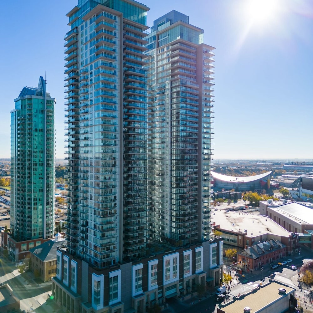 DT Upscale Corner Unit Tower Views Free Parking — Calgary — photo 5