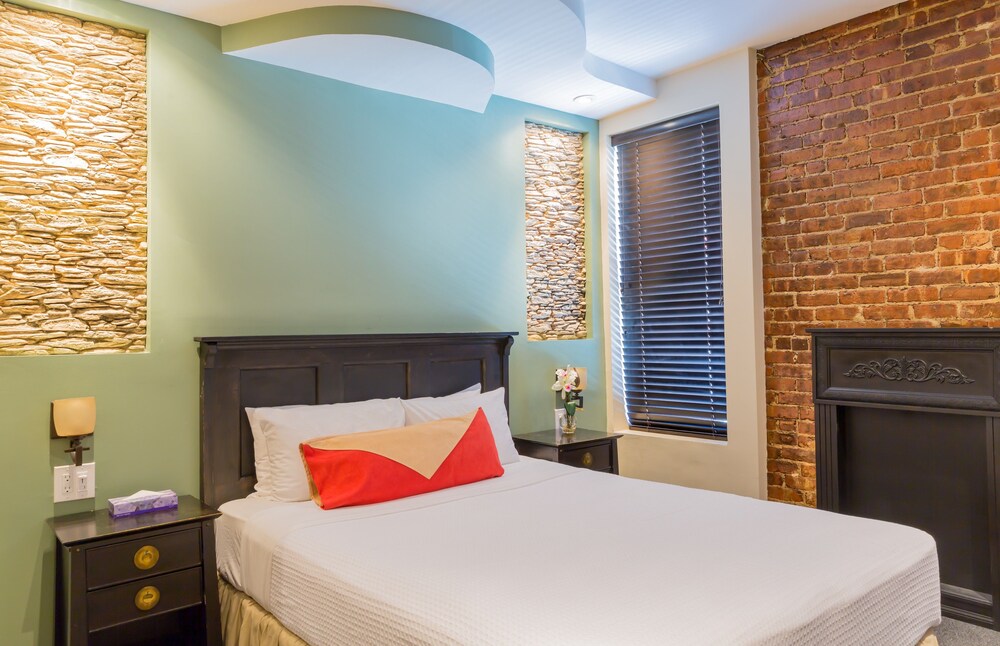 The Broadway Hotel and Hostel - photo 16