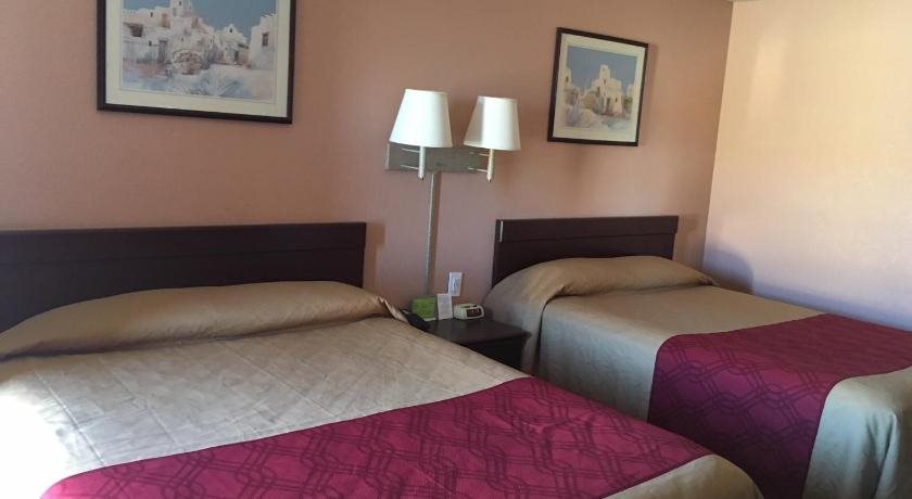 Econo Lodge - carbon neutral hotel in Youngstown