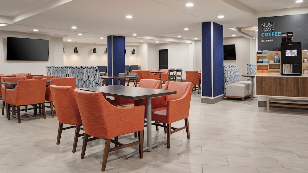 Holiday Inn Express Dallas Medical Market Center by IHG - photo 47