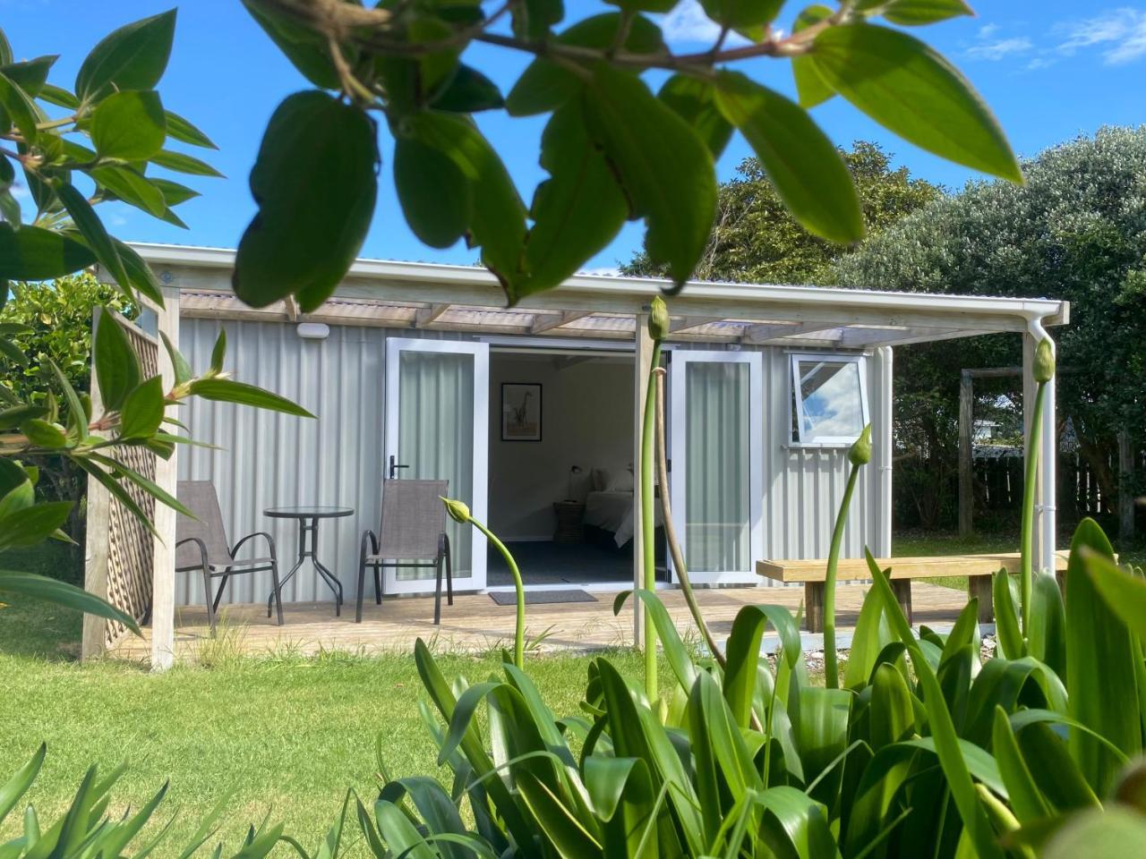 Beach Break Studio Cabin Short Walk To Beach And Cafes — 4-Star Luxury Hotel in Waihi Beach, New Zealand