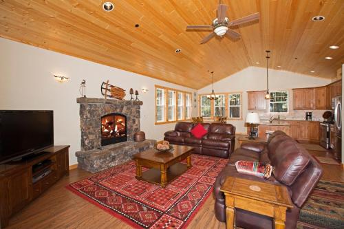 Sans Souci Terrace on the West Shore 4 BR Cabin Avail as a Ski Lease Near Skiing — 4-Star Luxury Hotel in Homewood, United States