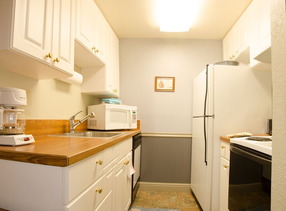 Bond Hotel & Extended Stay - photo 4
